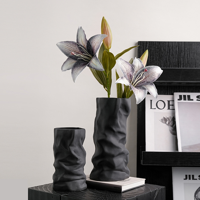 High-end black and white pleated vase